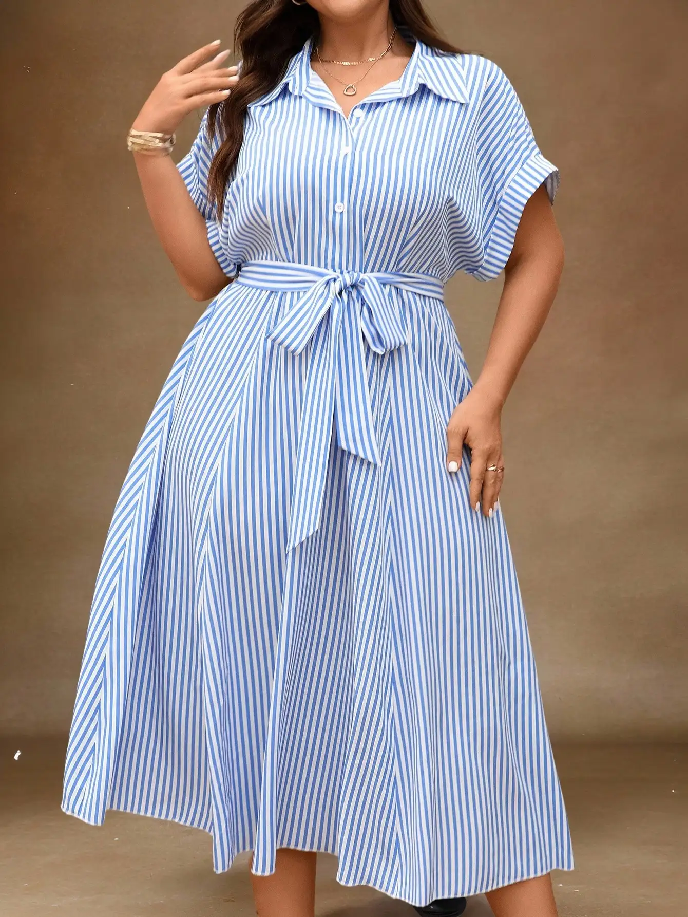 Сине-белое полосатое платье с отложным воротником, на пуговицах, с завязками на талии
Сине-белое полосатое платье с отложным воротником, на пуговицах, с завязками на талии
