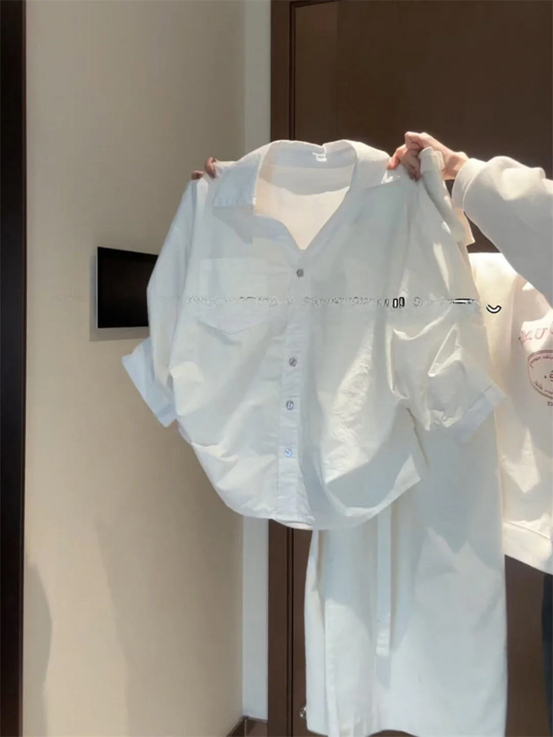 Summer White Waist-Cut Short Sleeve Casual Shirt Women's Loose Slimming Shirt Commute Style Korean Version Button Design
Summer White Waist-Cut Short Sleeve Casual Shirt Women's Loose Slimming Shirt Commute Style Korean Version Button Design