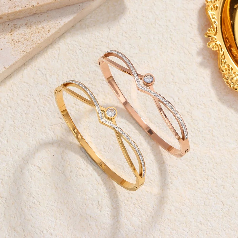 New simple hollow bracelet, fashionable and personalized stainless steel women's bracelet jewelry, zircon inlaid, gift for women
New simple hollow bracelet, fashionable and personalized stainless steel women's bracelet jewelry, zircon inlaid, gift for women
