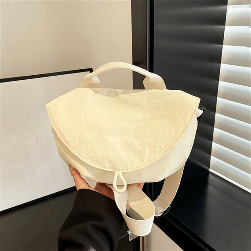 Легкая женская сумка, стильные холщовые сумки через плечо, нейлоновая сумка-тоут Y2k, однотонная водонепроницаемая сумка через плечо, утепленная тканевая сумка 
Легкая женская сумка, стильные холщовые сумки через плечо, нейлоновая сумка-тоут Y2k, однотонная водонепроницаемая сумка через плечо, утепленная тканевая сумка