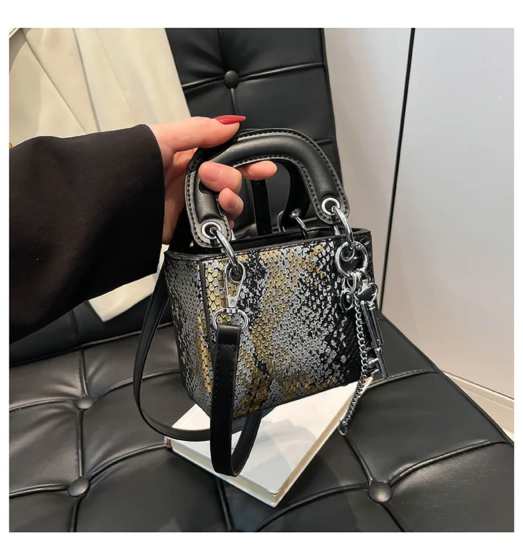 2025 Luxury Snakeskin Handbag - Trendy Shoulder/Crossbody Purse (Chic Versatile Women's Tote)
2025 Luxury Snakeskin Handbag - Trendy Shoulder/Crossbody Purse (Chic Versatile Women's Tote)