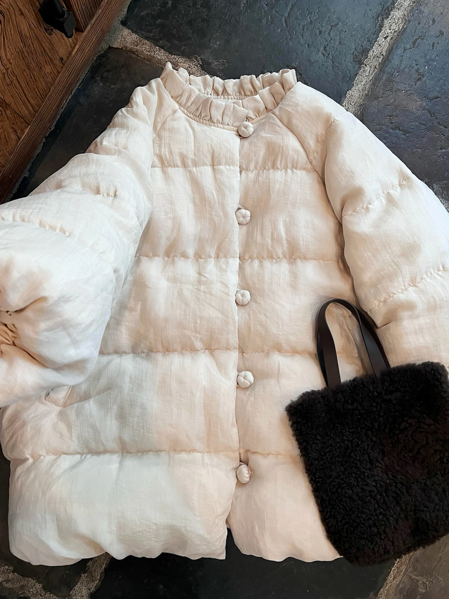 New Chinese Style Women's down Cotton Jacket Winter Warmth Small Audience Design Sense Outerwear Thickened Long Sleeve
New Chinese Style Women's down Cotton Jacket Winter Warmth Small Audience Design Sense Outerwear Thickened Long Sleeve