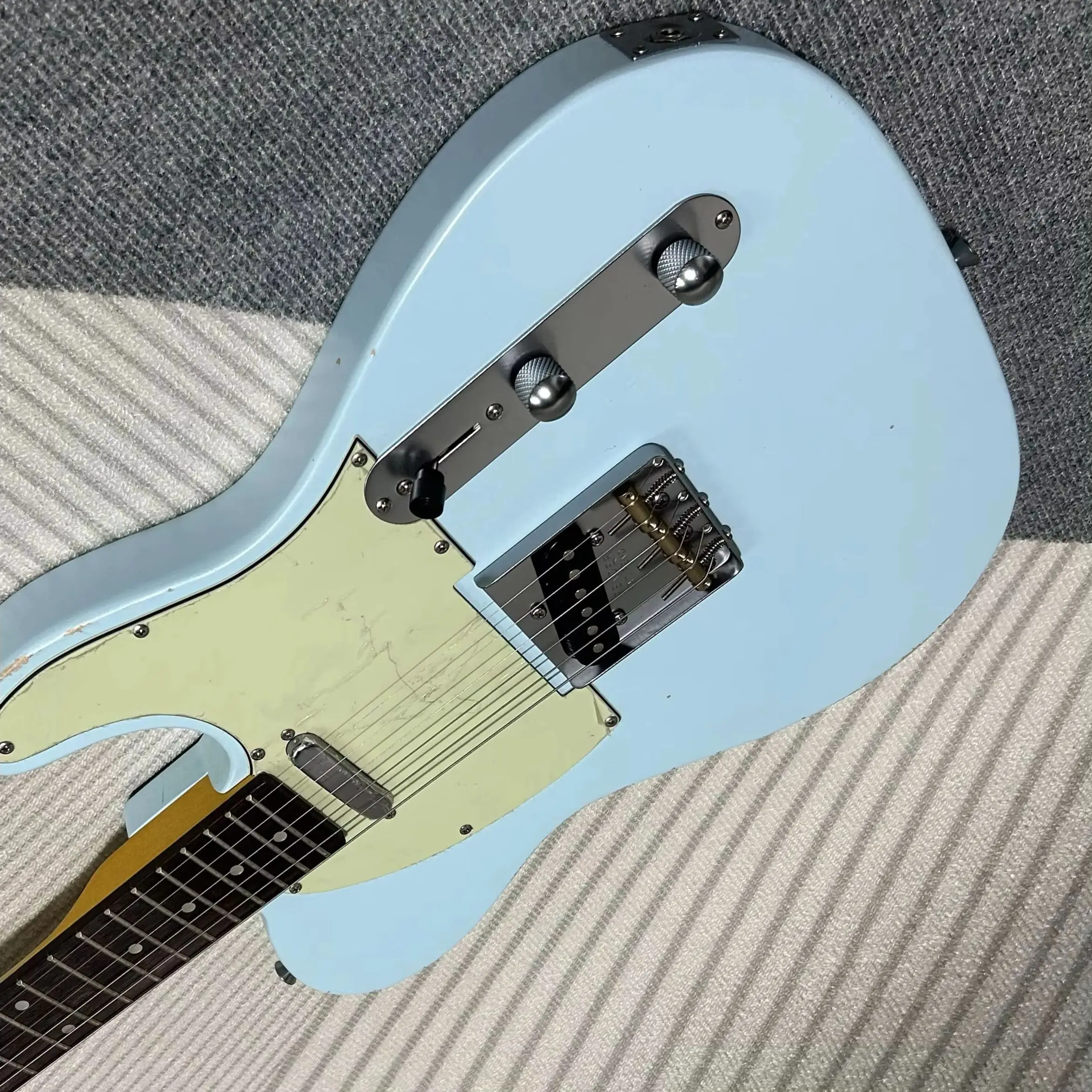 Hot Sale Aged Electric Guitar Alder Body Blue Color Rosewood Fretboard 21 Frets
Hot Sale Aged Electric Guitar Alder Body Blue Color Rosewood Fretboard 21 Frets