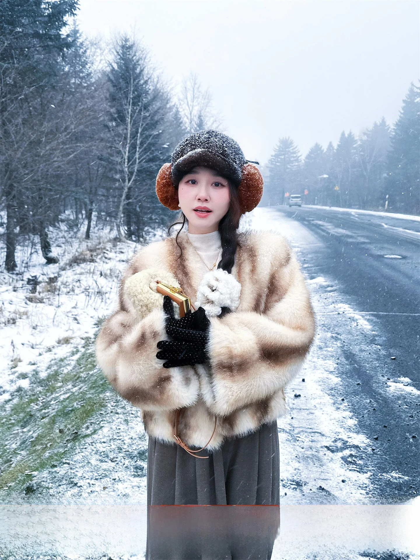 Теплая повседневная короткая шуба с V-образным вырезом и длинными рукавами, свободного кроя, для молодых женщин, зимняя верхняя одежда
Теплая повседневная короткая шуба с V-образным вырезом и длинными рукавами, свободного кроя, для молодых женщин, зимняя верхняя одежда