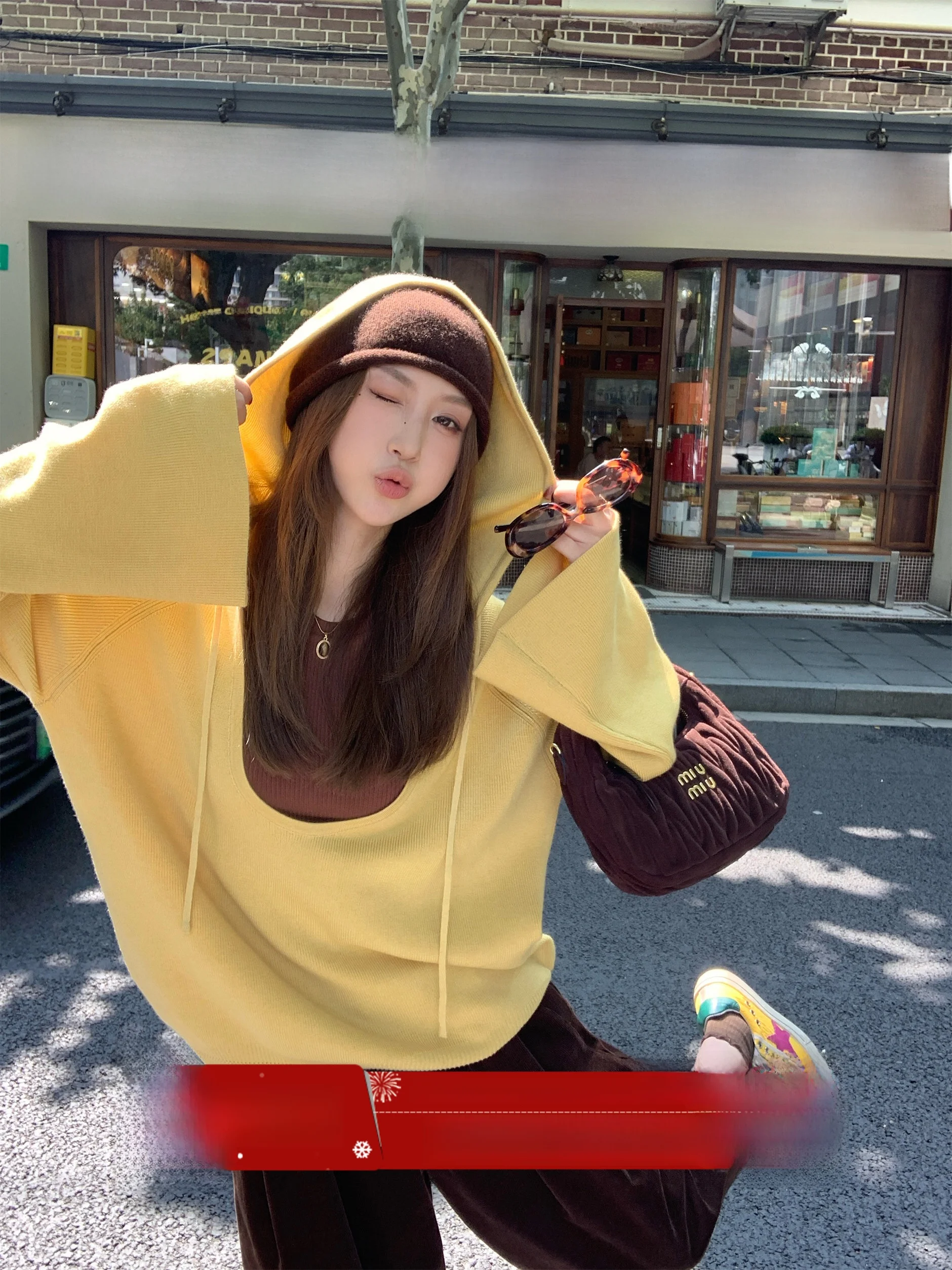 Комплект: вязаная шапка свободного кроя, женский повседневный костюм из двух предметов, длинный рукав, V-образный вырез, рукава «летучая мышь», цветные брюки
Комплект: вязаная шапка свободного кроя, женский повседневный костюм из двух предметов, длинный рукав, V-образный вырез, рукава «летучая мышь», цветные брюки