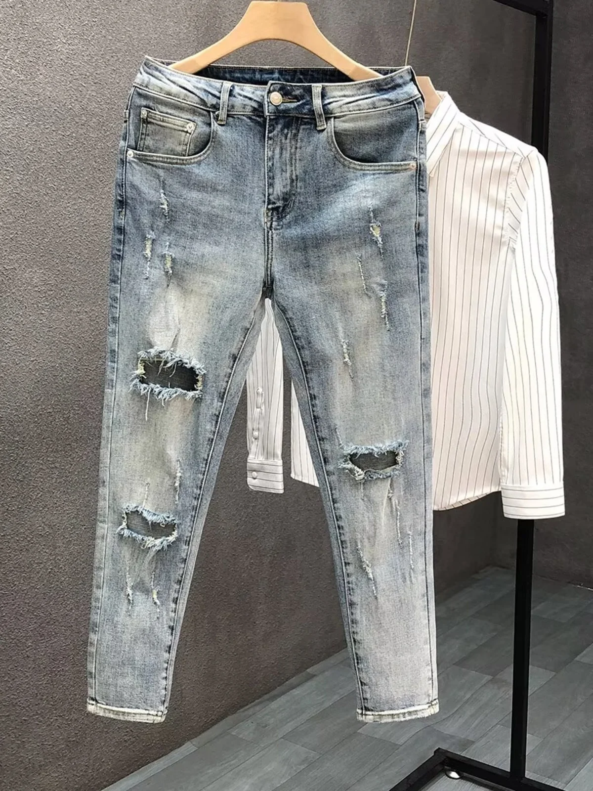 Мужские модные джинсы-скинни, светло-голубые, с дырками, летние, тонкие, укороченные, облегающие, повседневные
Мужские модные джинсы-скинни, светло-голубые, с дырками, летние, тонкие, укороченные, облегающие, повседневные