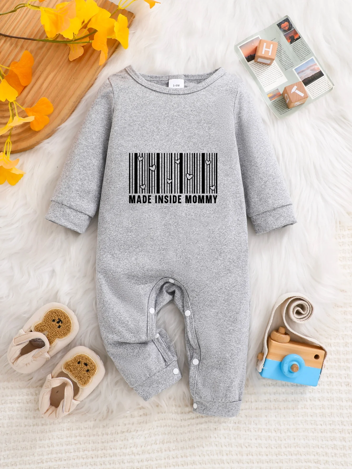 A baby long-sleeved onesie with interesting letter prints. It features a buttoned design for easy putting on and taking off
A baby long-sleeved onesie with interesting letter prints. It features a buttoned design for easy putting on and taking off