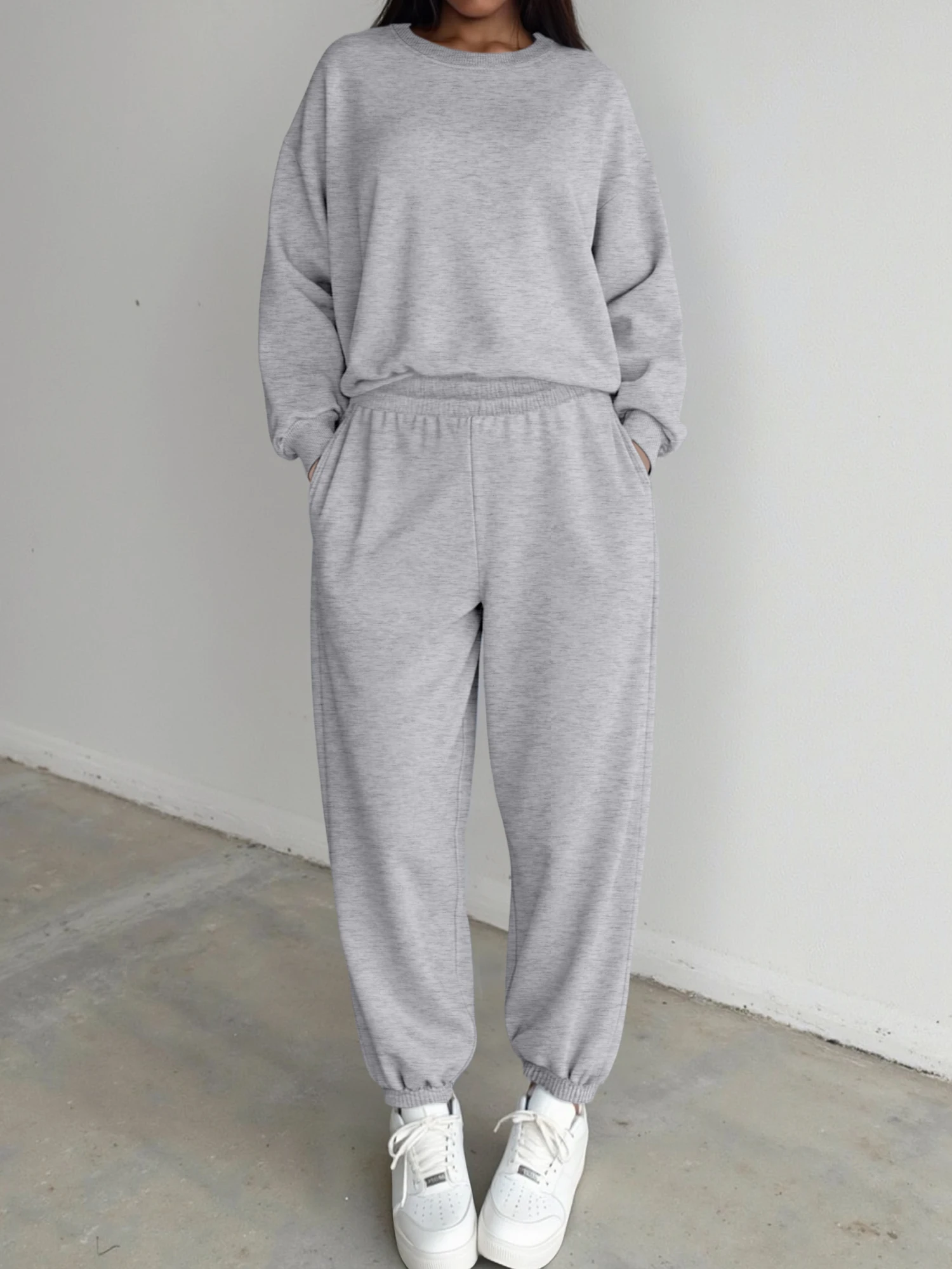 2026 Women’s Cozy Loungewear Set, Oversized Crewneck Sweatshirt and Elastic Waist Jogger Pants, Soft Fabric
2026 Women’s Cozy Loungewear Set, Oversized Crewneck Sweatshirt and Elastic Waist Jogger Pants, Soft Fabric