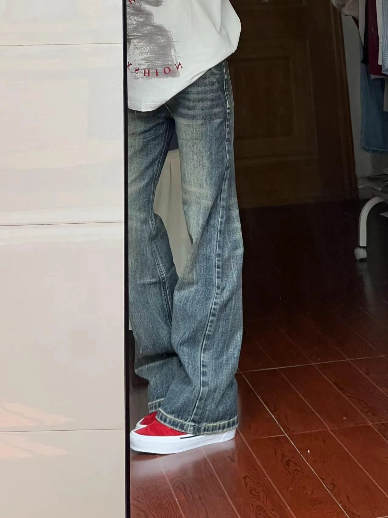 Американские синие джинсы в стиле ретро, мужские осенне-зимние модные высокие брюки-клеш, повседневные удлиненные брюки, джинсовые джинсы с высокой талией
Американские синие джинсы в стиле ретро, мужские осенне-зимние модные высокие брюки-клеш, повседневные удлиненные брюки, джинсовые джинсы с высокой талией