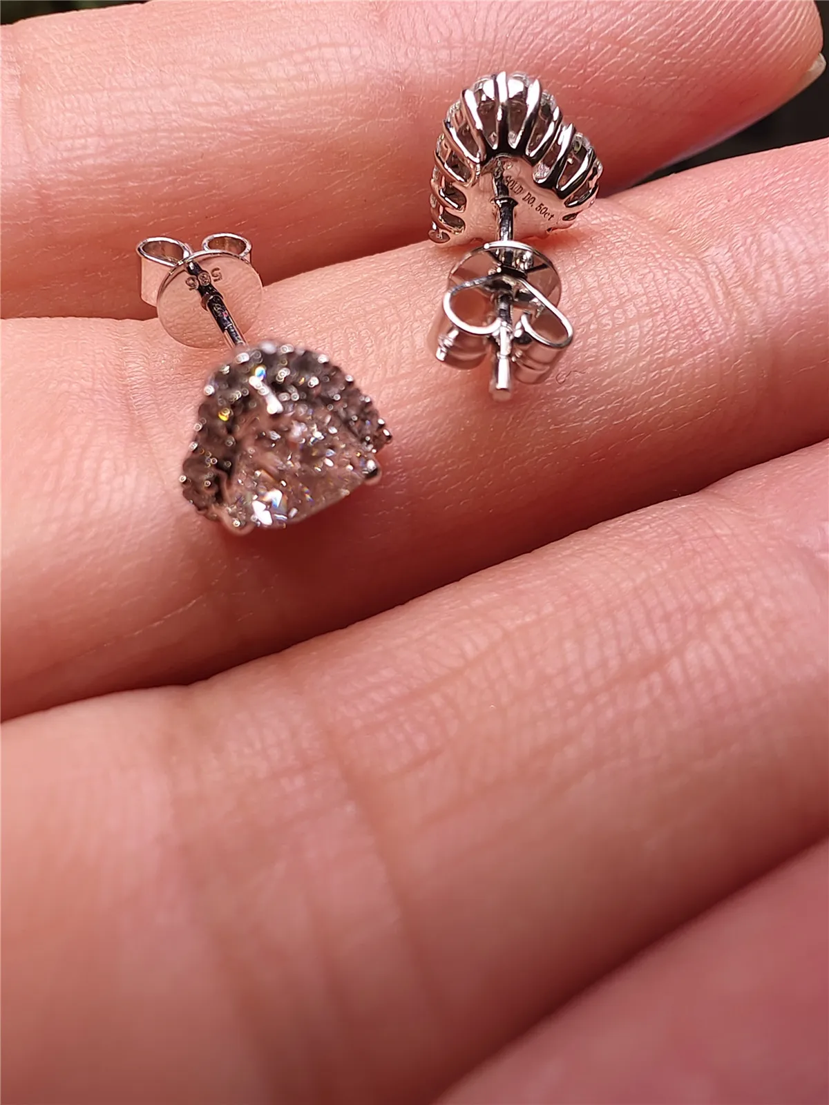 14-каратное золото, выращенный в лаборатории бриллиант, 0,5 карата в форме сердца, серьги-гвоздики HPHT Halo, платиновые ювелирные изделия, оптовая продажа на заказ
14-каратное золото, выращенный в лаборатории бриллиант, 0,5 карата в форме сердца, серьги-гвоздики HPHT Halo, платиновые ювелирные изделия, оптовая продажа на заказ