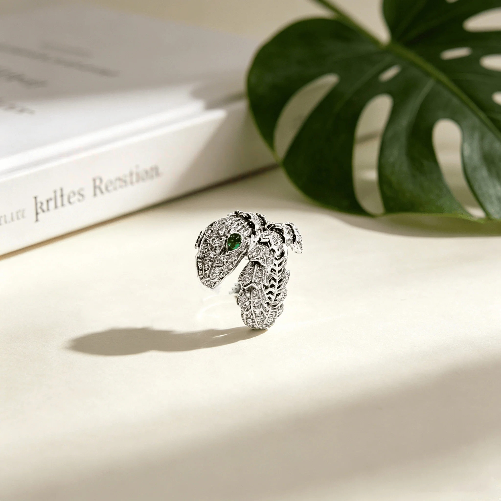 2026 New Light Luxury Snake Head Ring Green Eye Embellished Diamond Inlaid Design Niche High-end Versatile Commuter 07
2026 New Light Luxury Snake Head Ring Green Eye Embellished Diamond Inlaid Design Niche High-end Versatile Commuter 07
