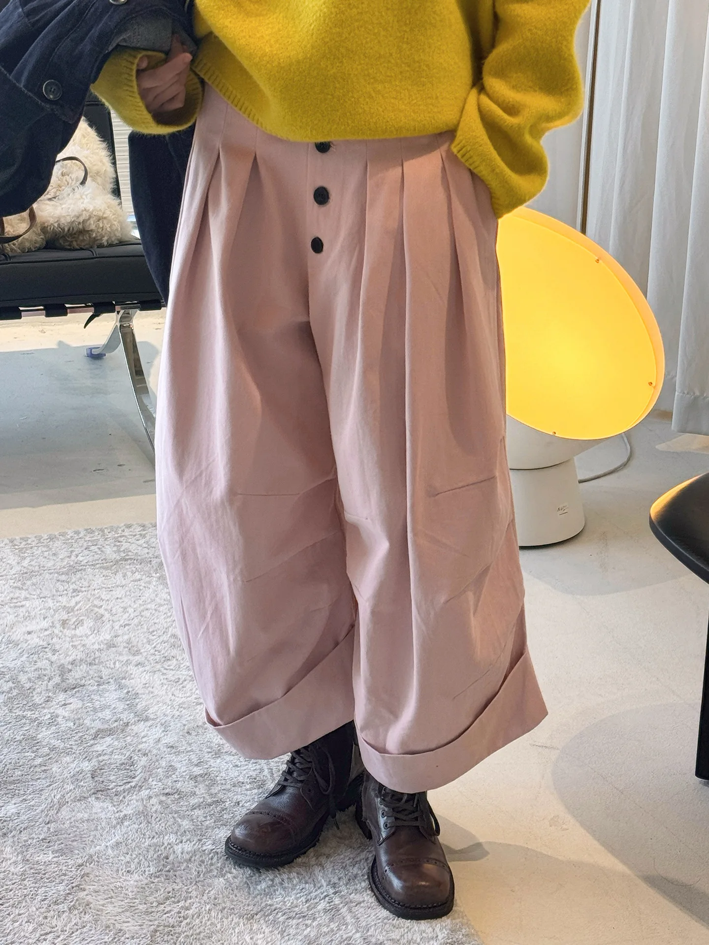 Новые весенние брюки в японском стиле, простые и непринужденные, с плиссировкой и широкими подвернутыми краями, повседневные брюки свободного кроя для женщин.
Новые весенние брюки в японском стиле, простые и непринужденные, с плиссировкой и широкими подвернутыми краями, повседневные брюки свободного кроя для женщин.