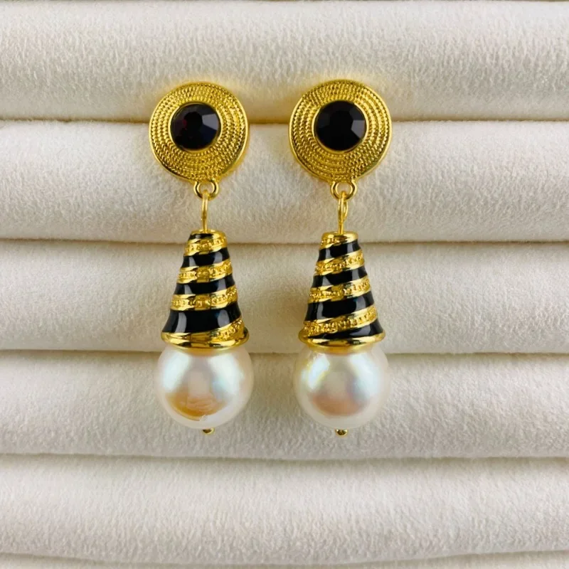 Retro Light Luxury Simple Earrings for Women Pearl Spiral Zebra Pattern Enamel Long Stud Earrings Personality Fashion Jewelry
Retro Light Luxury Simple Earrings for Women Pearl Spiral Zebra Pattern Enamel Long Stud Earrings Personality Fashion Jewelry