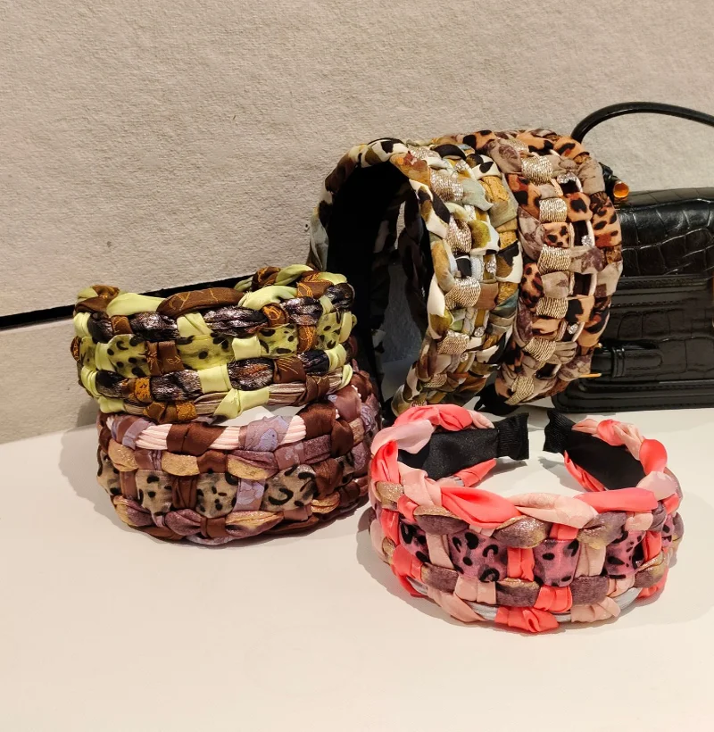 Korean Handmade Leather Print Fabric Woven Hairbands Hairpin Wide Edge Braid Hair Bands Headband Wash Face Hair Accessories
Korean Handmade Leather Print Fabric Woven Hairbands Hairpin Wide Edge Braid Hair Bands Headband Wash Face Hair Accessories