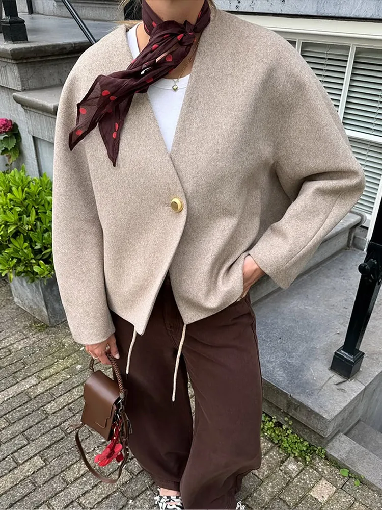 V-neck Short Woolen Jacket For Women Casual Full Sleeves Solid Loose One-button Coat Fashion 2025 Autumn New High Street Outwear
V-neck Short Woolen Jacket For Women Casual Full Sleeves Solid Loose One-button Coat Fashion 2025 Autumn New High Street Outwear