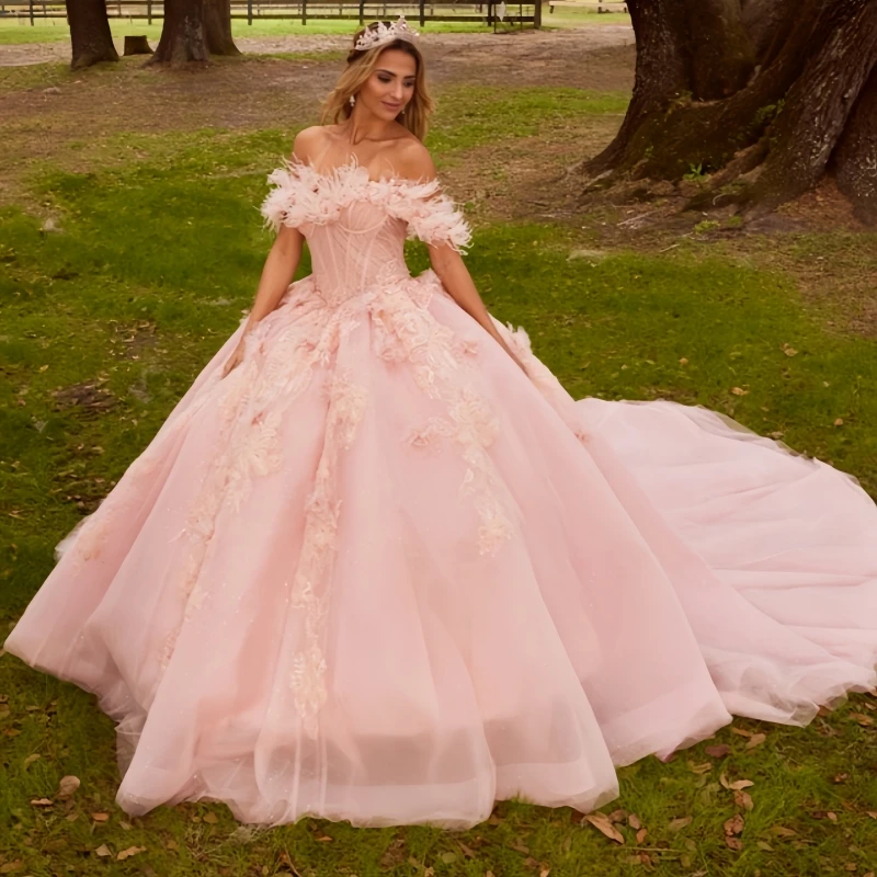 Розовые блестящие платья принцессы Quinceanera с открытыми плечами и аппликацией из тюля с цветочными перьями Sweet 16, бальное платье Vestidos 15 De Anos
Розовые блестящие платья принцессы Quinceanera с открытыми плечами и аппликацией из тюля с цветочными перьями Sweet 16, бальное платье Vestidos 15 De Anos