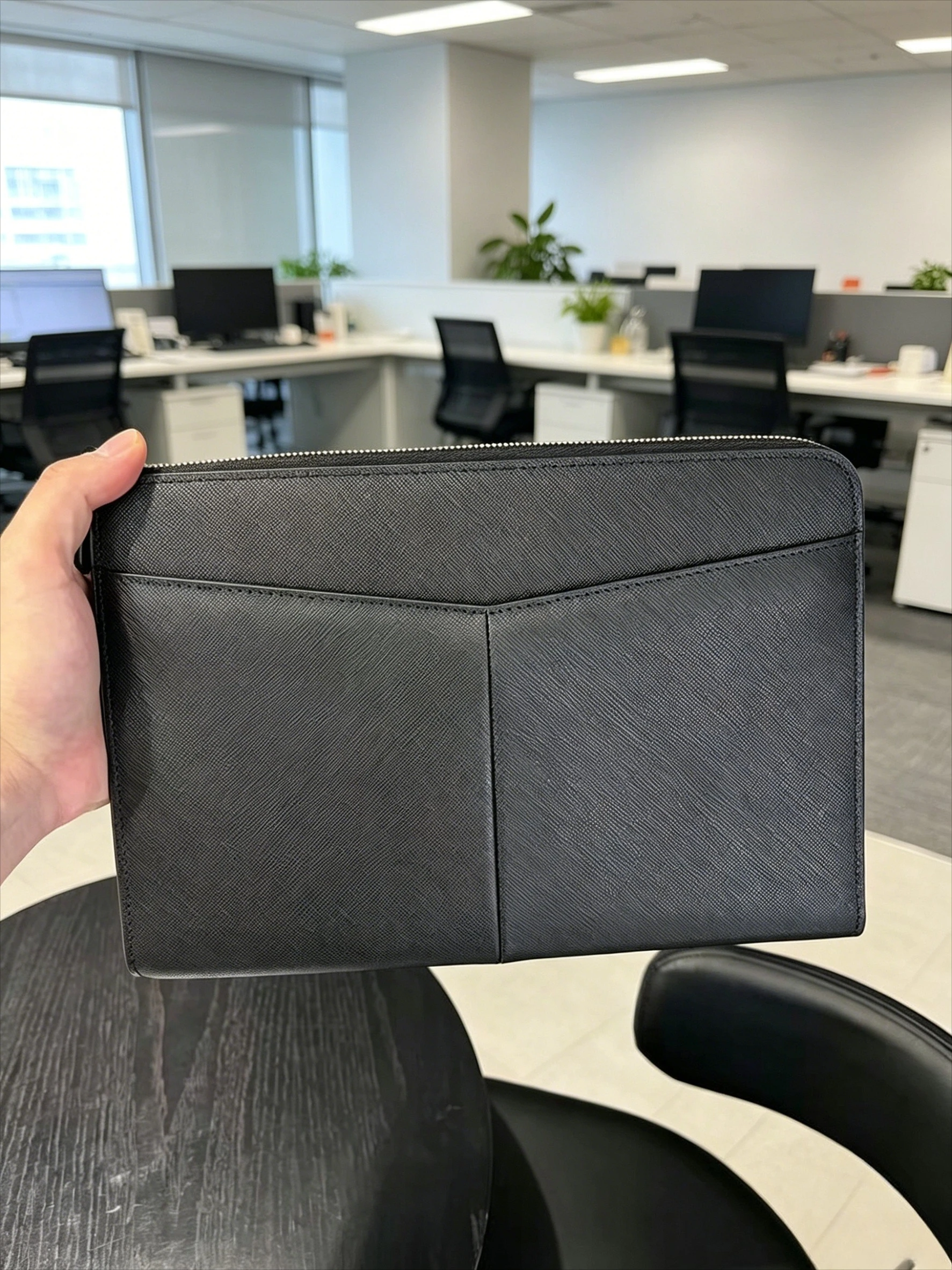 2026 Men First Layer Cowhide Cross Grain Clutch Bag Thin Zipper Handbag Business Leather Wallet with Wrist Strap
2026 Men First Layer Cowhide Cross Grain Clutch Bag Thin Zipper Handbag Business Leather Wallet with Wrist Strap