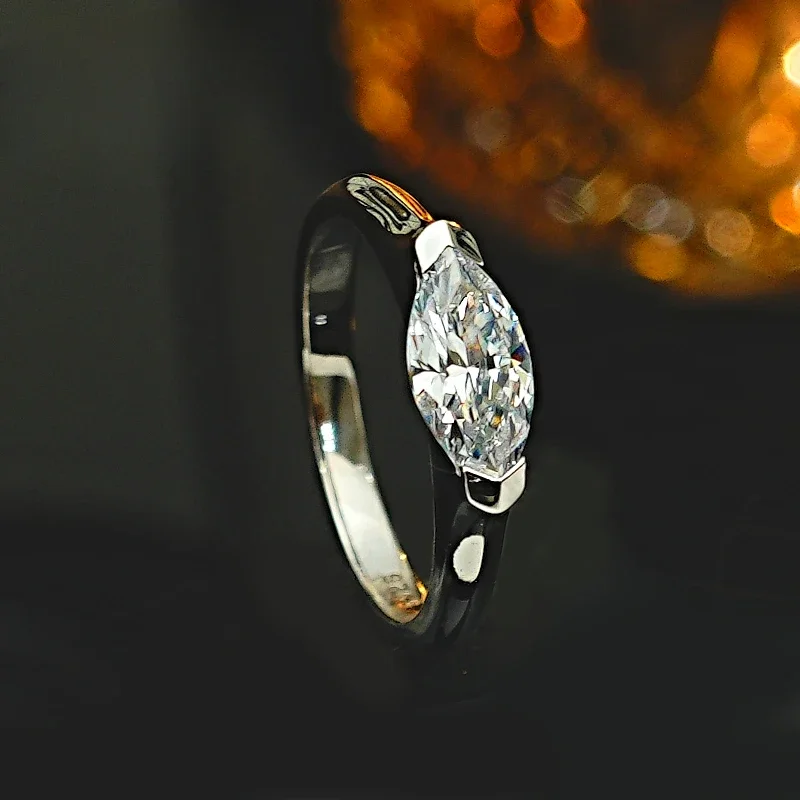 Light Luxury and Minimalist 925 Silver Horse Eye Style Ring Set with High Carbon Diamond Broken Ice Cut Wedding Jewelry
Light Luxury and Minimalist 925 Silver Horse Eye Style Ring Set with High Carbon Diamond Broken Ice Cut Wedding Jewelry