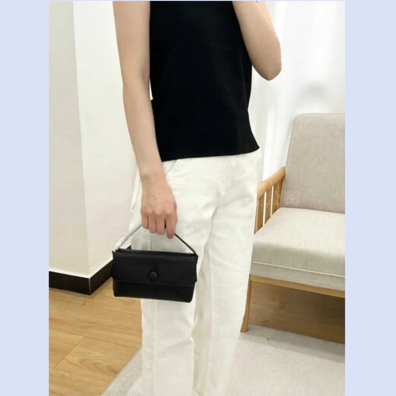 26 year new Australian niche minimalist button small tire genuine cowhide handbag
26 year new Australian niche minimalist button small tire genuine cowhide handbag