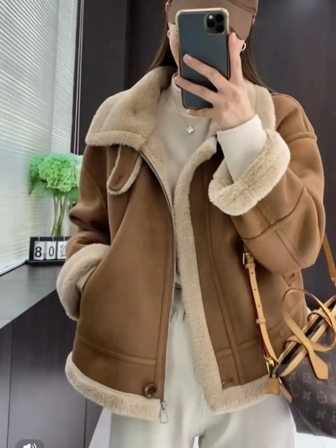 Lamb Wool Jacket Women's Autumn Winter New Thicken Fur Integrated Locomotive Short Coat Ladies Plush Fur Lambwool Outwear
Lamb Wool Jacket Women's Autumn Winter New Thicken Fur Integrated Locomotive Short Coat Ladies Plush Fur Lambwool Outwear