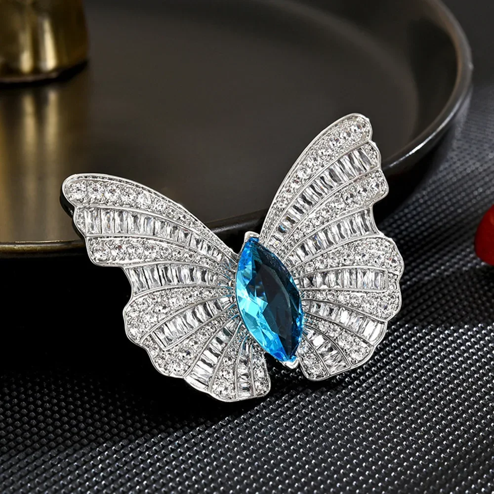 Fashion Luxury Women's Metal Wings Crystal Butterfly Brooch Charm Gem Badge Banquet Dress Set Accessories Pin Jewelry Gift
Fashion Luxury Women's Metal Wings Crystal Butterfly Brooch Charm Gem Badge Banquet Dress Set Accessories Pin Jewelry Gift