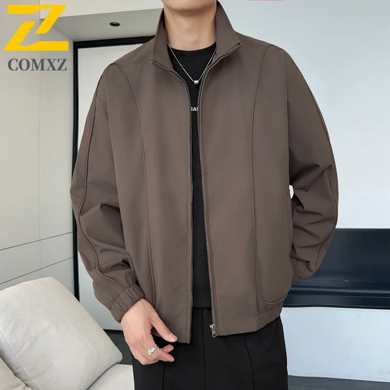COMXZ Luxury Mens Jacket Casual Stand Collar Korean Fashion Lightweight Windbreaker Outdoor Travel Windproof Autumn Clothing
COMXZ Luxury Mens Jacket Casual Stand Collar Korean Fashion Lightweight Windbreaker Outdoor Travel Windproof Autumn Clothing