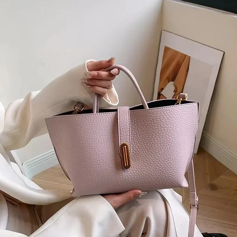2025 Solid Color PU Saffiano Texture Women's Shoulder Bag New Hot Medium Handbag Large Capacity Casual Commuting Crossbody Bag
2025 Solid Color PU Saffiano Texture Women's Shoulder Bag New Hot Medium Handbag Large Capacity Casual Commuting Crossbody Bag
