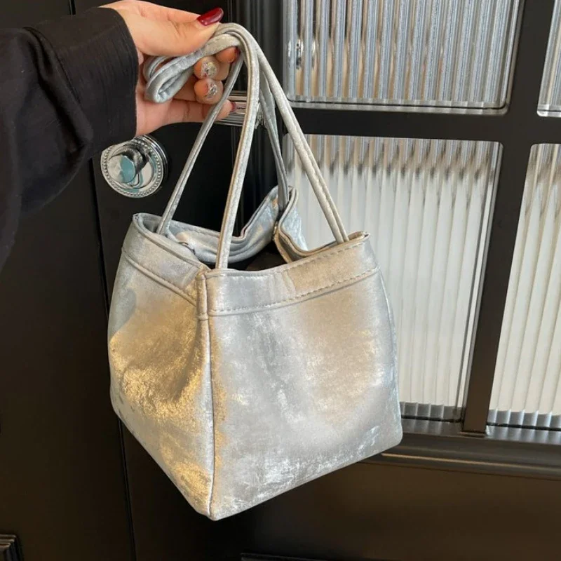Light Luxury PU Magnetic Buckle Bucket Bag 2024 Hot Selling Youth Women's Bag Fashionable Simple Shoulder Bag Bolsas Femininas
Light Luxury PU Magnetic Buckle Bucket Bag 2024 Hot Selling Youth Women's Bag Fashionable Simple Shoulder Bag Bolsas Femininas