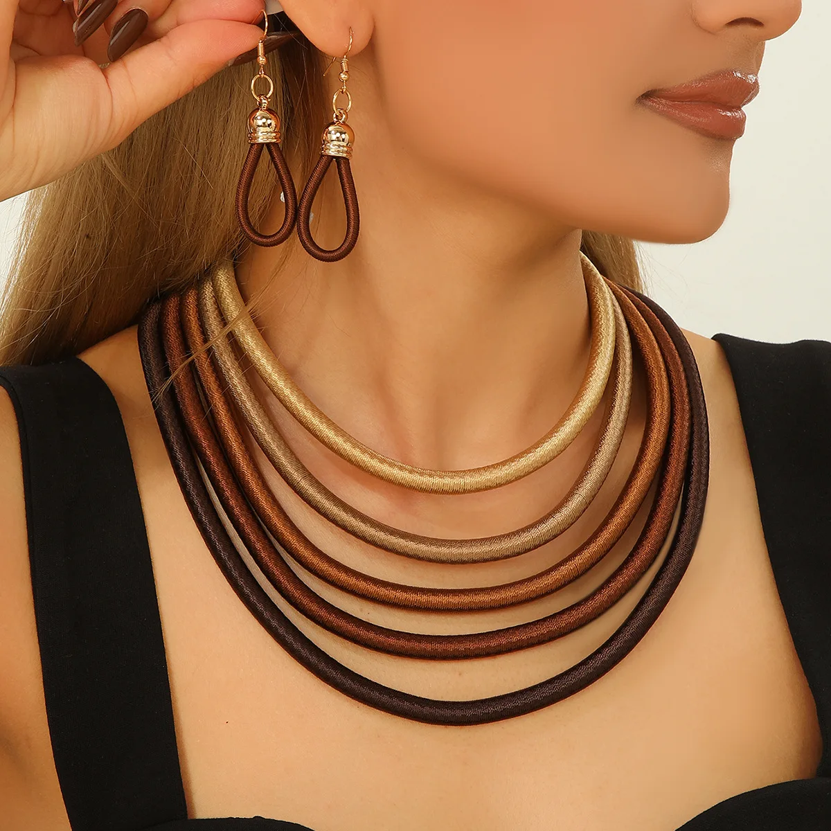 Многослойный комплект ювелирных изделий в проволоке, колье, серьги, комплект африканских аксессуаров, многослойное ожерелье с воротником, женское заявление
Многослойный комплект ювелирных изделий в проволоке, колье, серьги, комплект африканских аксессуаров, многослойное ожерелье с воротником, женское заявление