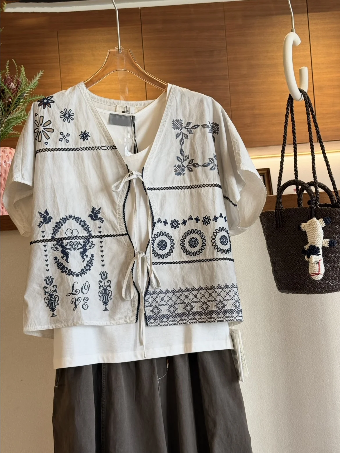 Heidd Spring Summer 2026 Casual Fit Cotton Shirt V-Neck Short Sleeve Embroidered Floral Ash White Women's Breathable Skin-Fri...
Heidd Spring Summer 2026 Casual Fit Cotton Shirt V-Neck Short Sleeve Embroidered Floral Ash White Women's Breathable Skin-Fri...