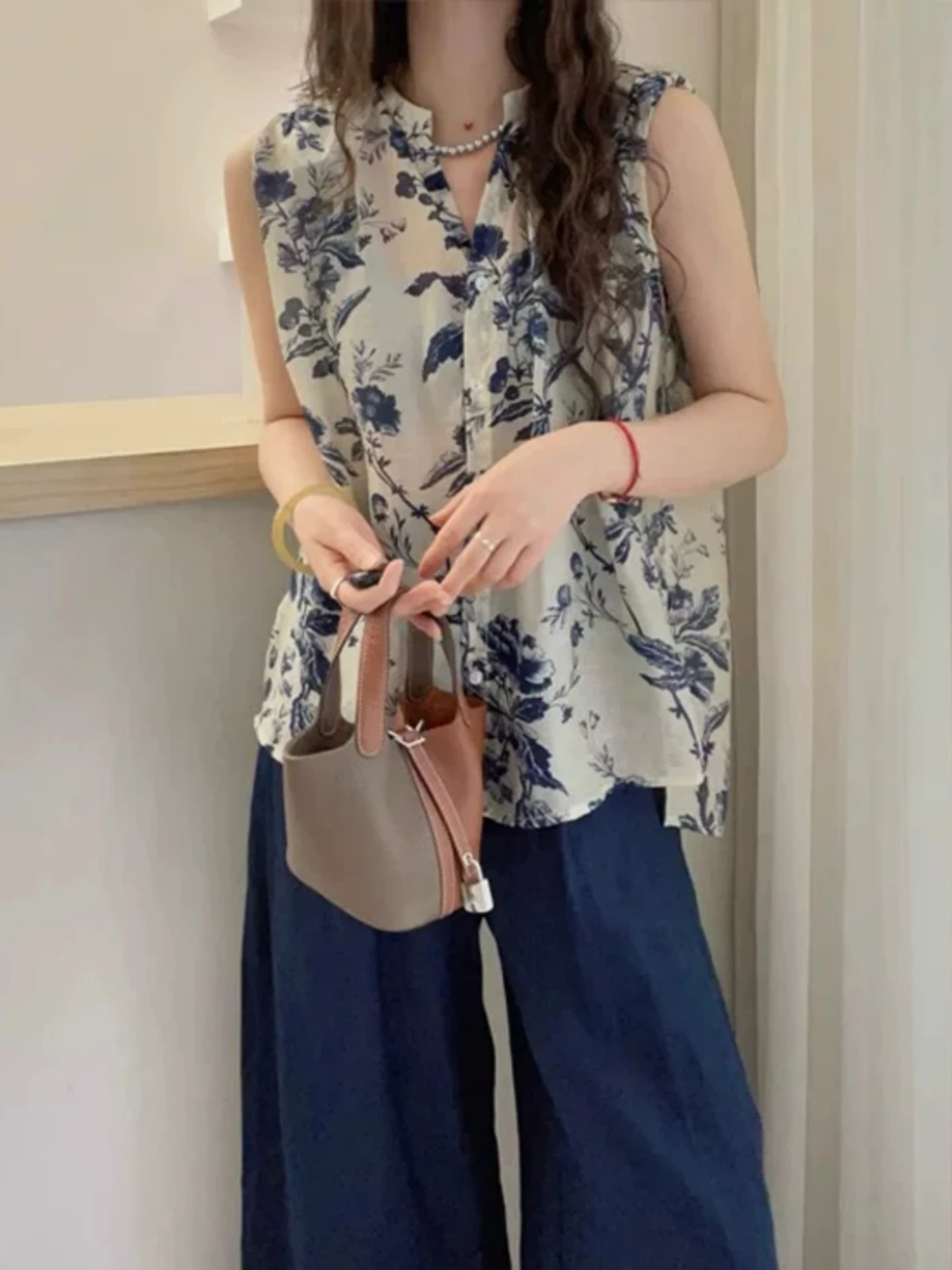 Retro Floral V-neck Sleeveless Shirt Women's Summer plus Size Slimming Design Belted Waist-cinching Top Korean Style Loose Fit
Retro Floral V-neck Sleeveless Shirt Women's Summer plus Size Slimming Design Belted Waist-cinching Top Korean Style Loose Fit