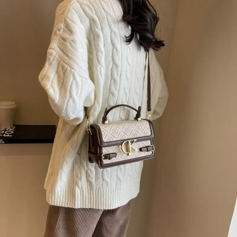 2026 Spring Classic British Style Small Square Shoulder Bag for Women Featuring Lock Closure & Metal Decor in Coffee & Beige
2026 Spring Classic British Style Small Square Shoulder Bag for Women Featuring Lock Closure & Metal Decor in Coffee & Beige