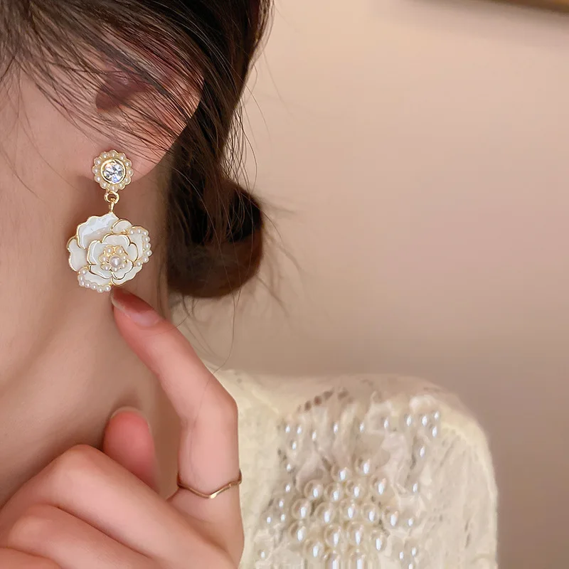 Luxury Zircon White Color Camellia Flower Dangle Earrings for Women Summer Elegant Korean Imitation Pearl Earring Party Jewelry
Luxury Zircon White Color Camellia Flower Dangle Earrings for Women Summer Elegant Korean Imitation Pearl Earring Party Jewelry