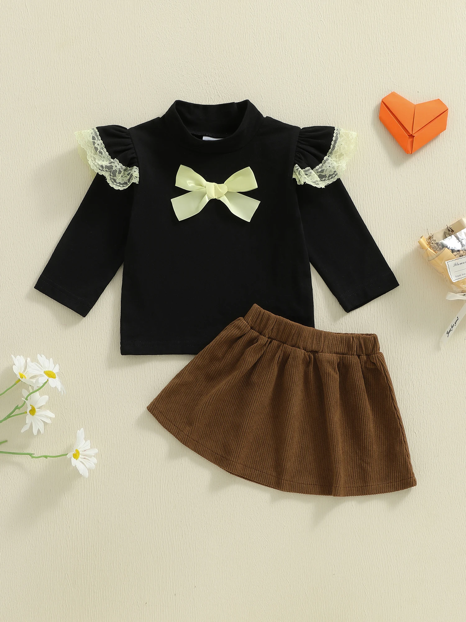 Очаровательный осенний ансамбль для маленьких девочек с топом с кружевной отделкой и рюшами и вельветовой юбкой — комплект одежды из двух предметов
Очаровательный осенний ансамбль для маленьких девочек с топом с кружевной отделкой и рюшами и вельветовой юбкой — комплект одежды из двух предметов