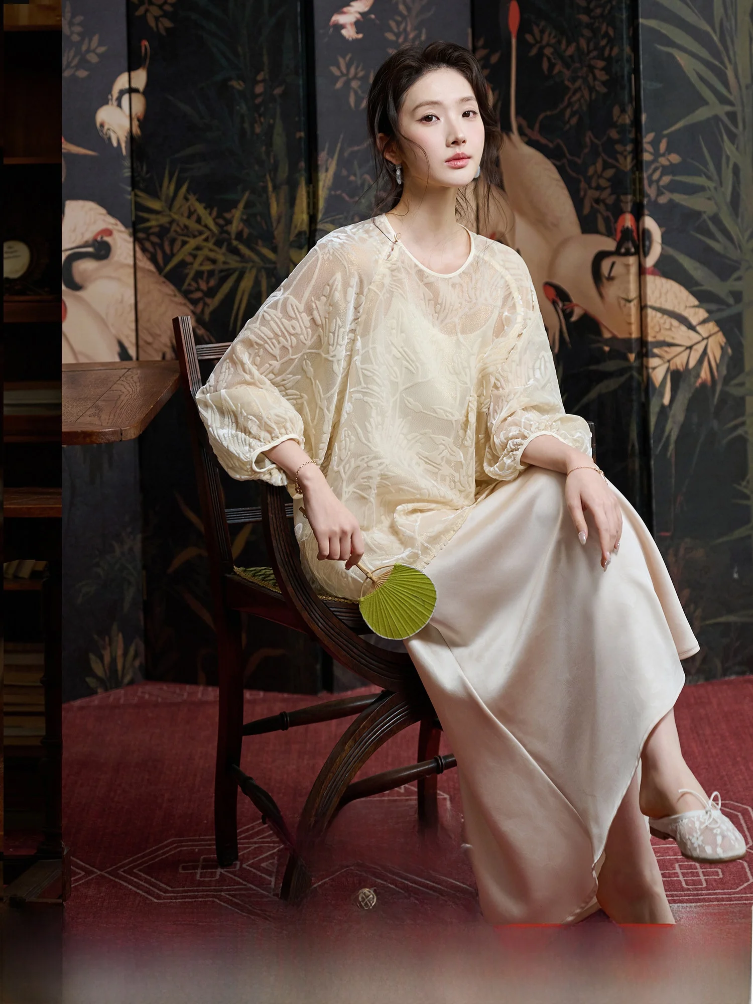 Elegant Velvet Women's Shirt JKJS Gold Dust Flower Pattern Lazy Casual Feel Mid-Length Nylon Blend Summer Fashion Top
Elegant Velvet Women's Shirt JKJS Gold Dust Flower Pattern Lazy Casual Feel Mid-Length Nylon Blend Summer Fashion Top