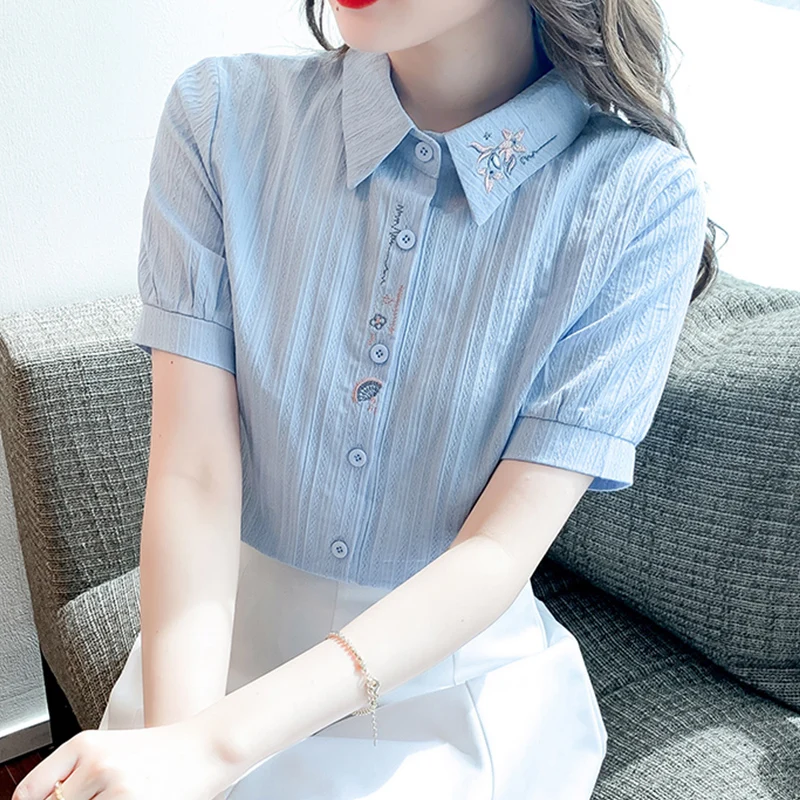 Новая женская вышитая свободная блузка с коротким рукавом и отложным воротником, универсальная повседневная модель, летняя коллекция 2025
Новая женская вышитая свободная блузка с коротким рукавом и отложным воротником, универсальная повседневная модель, летняя коллекция 2025
