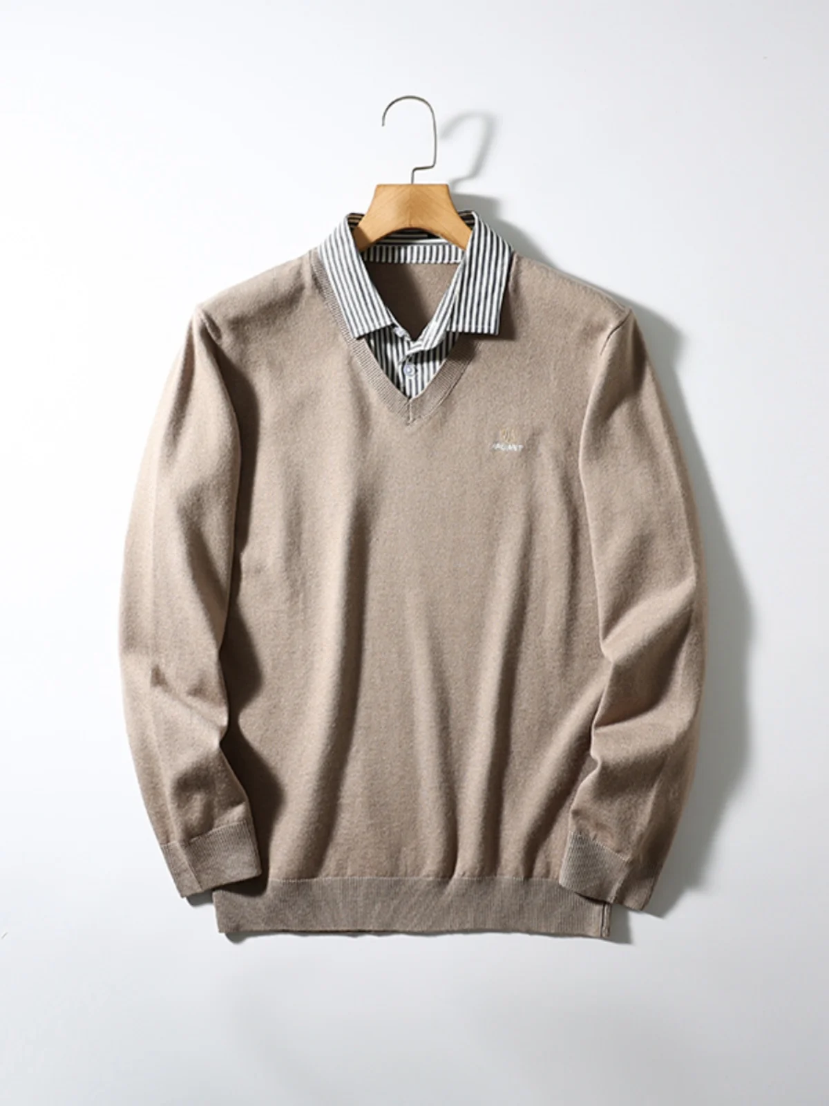 Мужской вязаный свитер из эластичной пряжи с эффектом двухслойности, модный городской стиль, с длинным рукавом и воротником-рубашкой, цветной трикотаж
Мужской вязаный свитер из эластичной пряжи с эффектом двухслойности, модный городской стиль, с длинным рукавом и воротником-рубашкой, цветной трикотаж