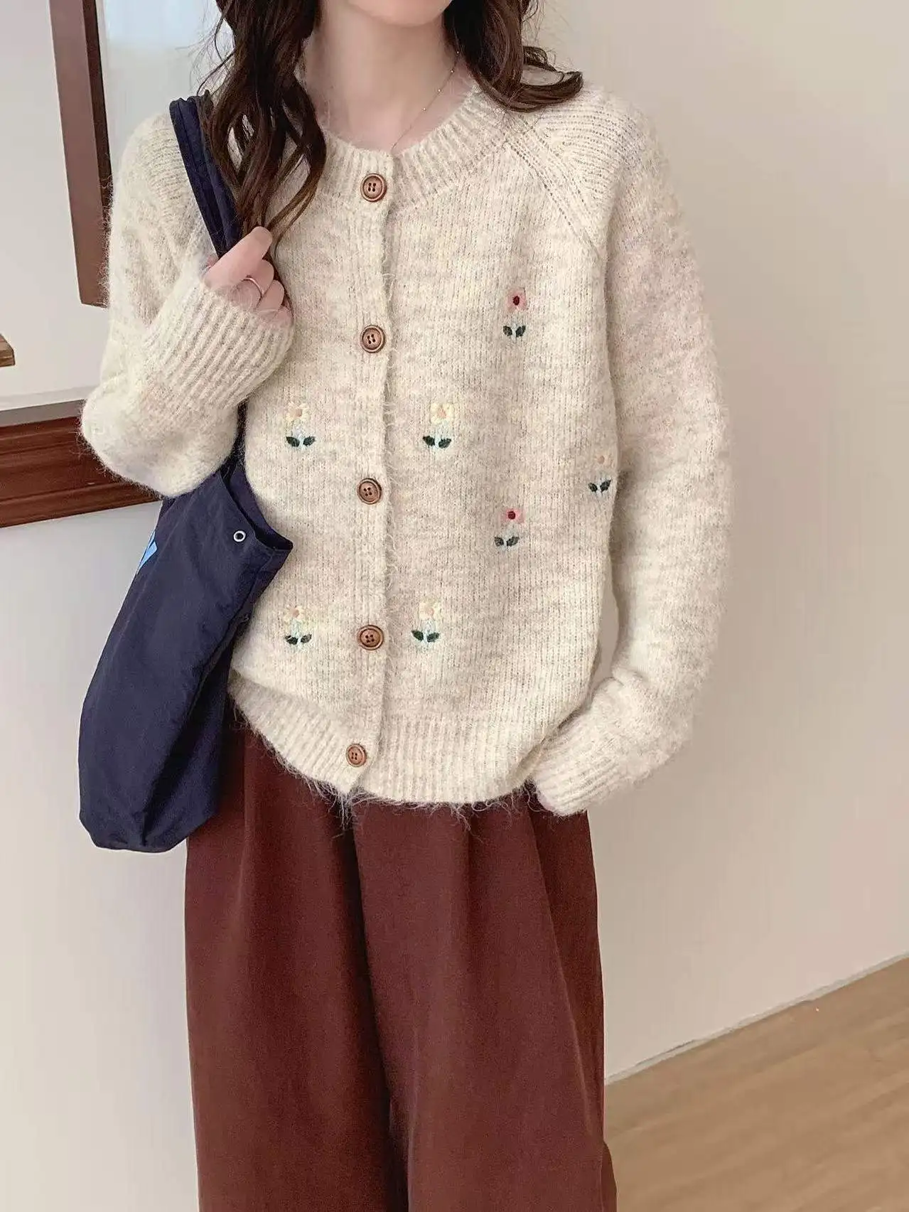 Мягкий вязаный кардиган с цветочной вышивкой и 3D-эффектом, круглый женский топ Ne Plu Feeling Faion Retro Long Sve Top
Мягкий вязаный кардиган с цветочной вышивкой и 3D-эффектом, круглый женский топ Ne Plu Feeling Faion Retro Long Sve Top