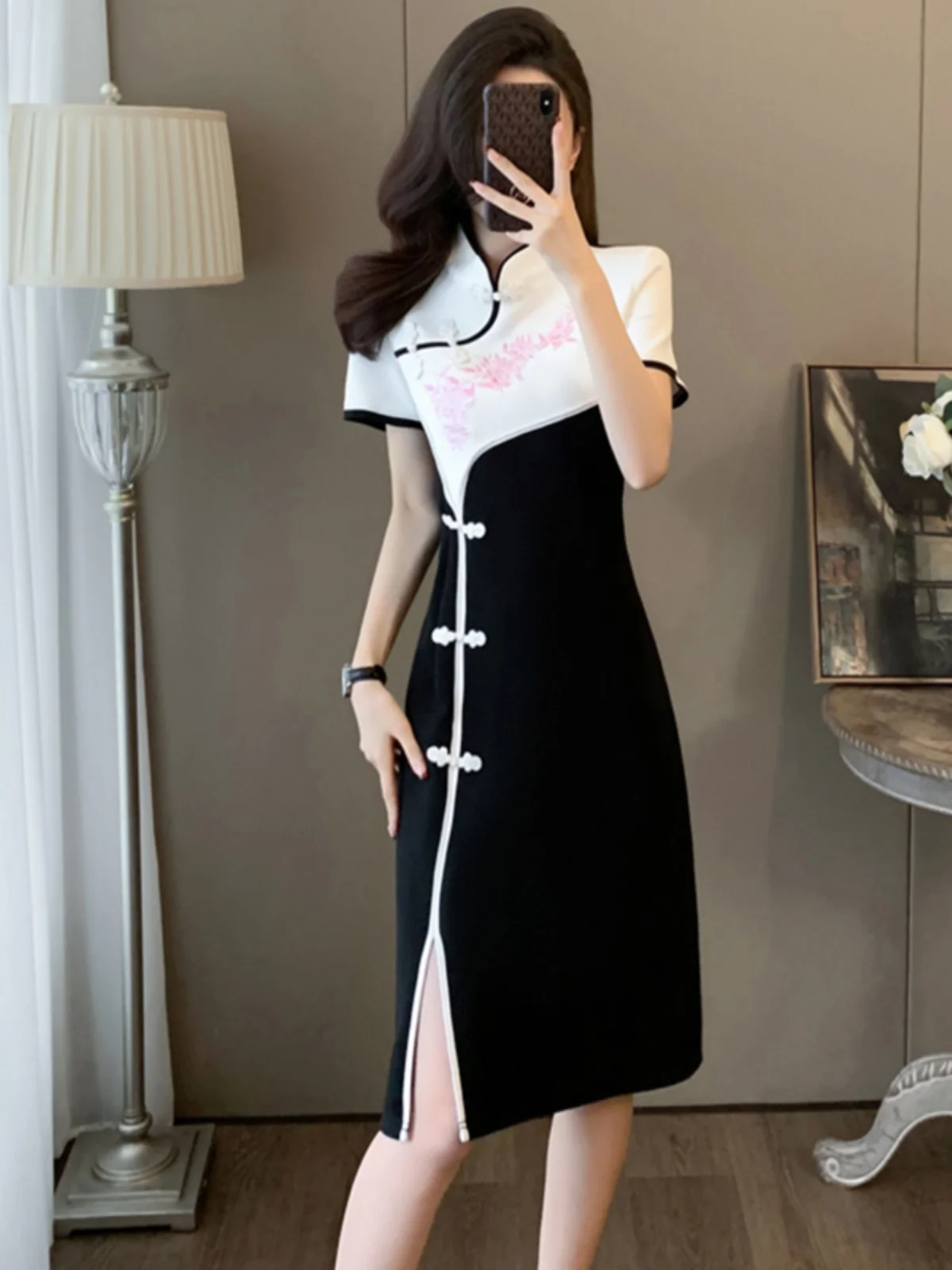 New Chinese Style Patchwork Button Short Sleeve Women's Dress Waist Inward Modification Skirt Summer High End Elegant
New Chinese Style Patchwork Button Short Sleeve Women's Dress Waist Inward Modification Skirt Summer High End Elegant