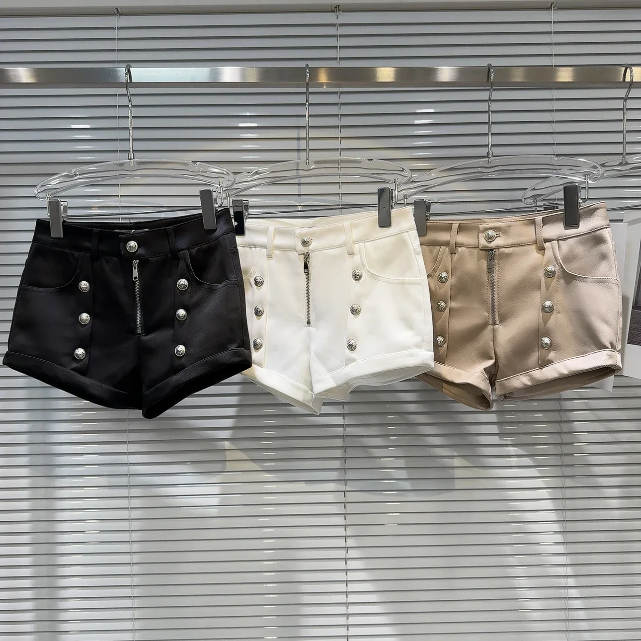2024 Autumn New Niche Double-breasted Metal Buckle Solid Acetic Acid Black Shorts Women Fashion Comfortable Cotton Shorts Girls
2024 Autumn New Niche Double-breasted Metal Buckle Solid Acetic Acid Black Shorts Women Fashion Comfortable Cotton Shorts Girls