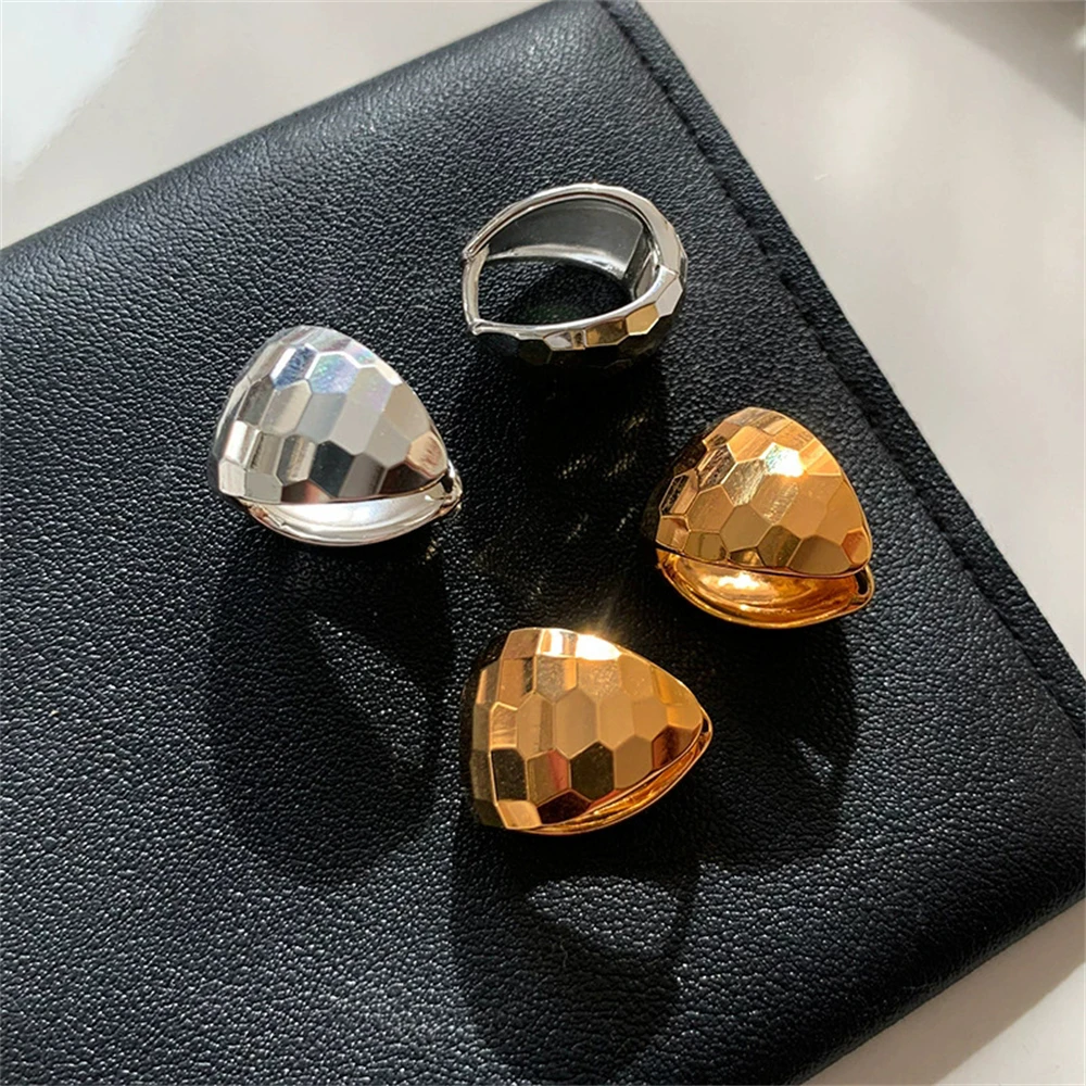 Французские легкие роскошные универсальные настоящие позолоченные U-образные серьги-обнимашки женские 3D граненые капли воды модные украшения
Французские легкие роскошные универсальные настоящие позолоченные U-образные серьги-обнимашки женские 3D граненые капли воды модные украшения