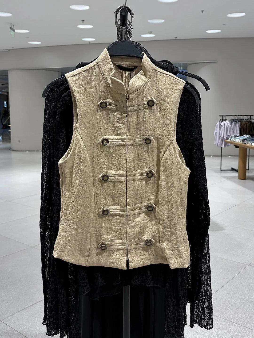 Summer 2026 New Women's Fashion High Collar Sleeveless Pure Color Casual Button Decorated Shirt Short Length Single Wear
Summer 2026 New Women's Fashion High Collar Sleeveless Pure Color Casual Button Decorated Shirt Short Length Single Wear