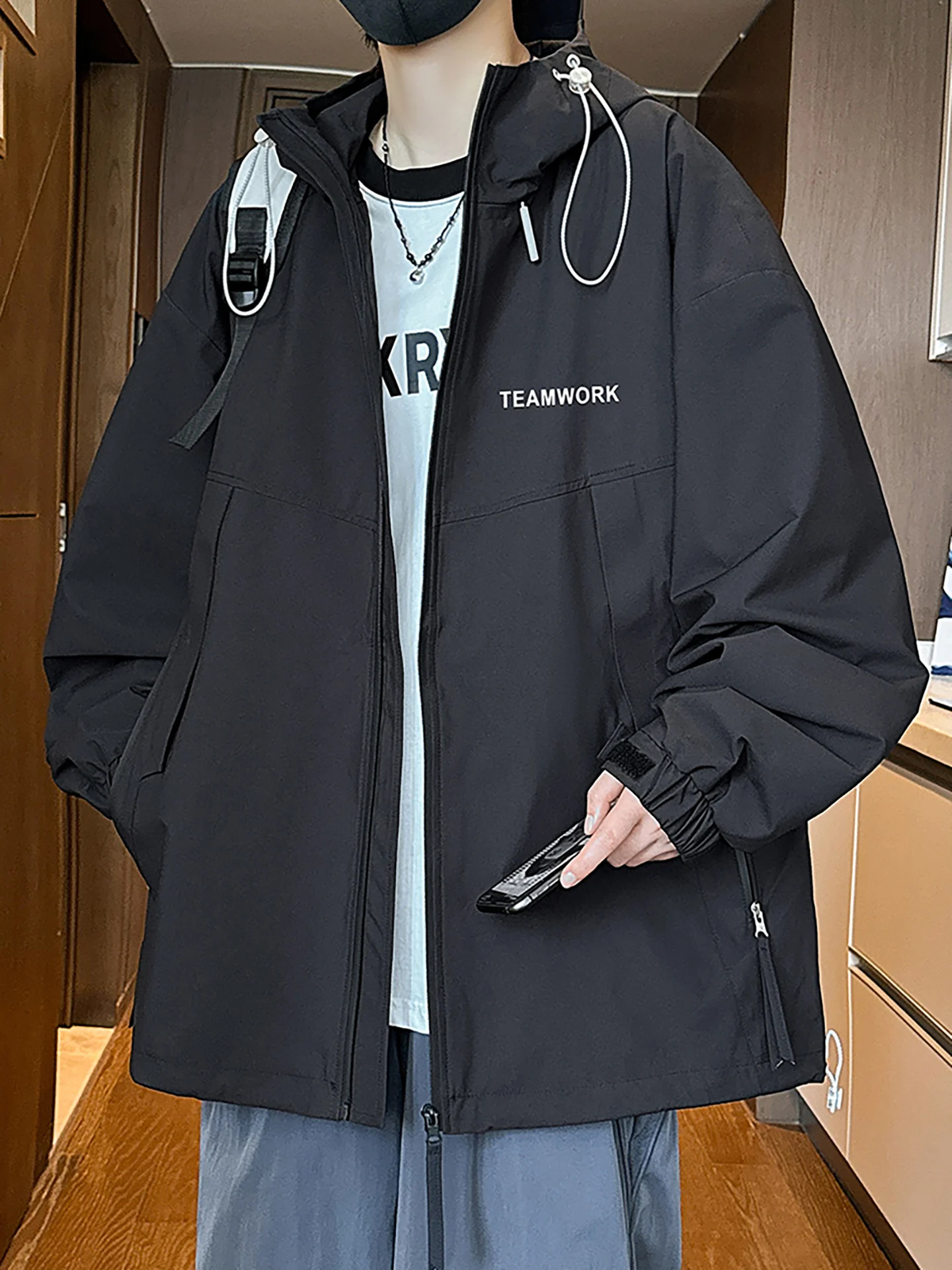 Мужская ветрозащитная куртка свободного кроя для весны и осени, повседневная модная городская куртка из полиэстера с капюшоном, парная верхняя одежда
Мужская ветрозащитная куртка свободного кроя для весны и осени, повседневная модная городская куртка из полиэстера с капюшоном, парная верхняя одежда