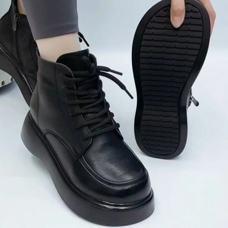 Foamed Bottom Soft Leather Boots for Women 2023 Autumn New Thick Soles Increase Short for Women Casual All-fit Boots
Foamed Bottom Soft Leather Boots for Women 2023 Autumn New Thick Soles Increase Short for Women Casual All-fit Boots
