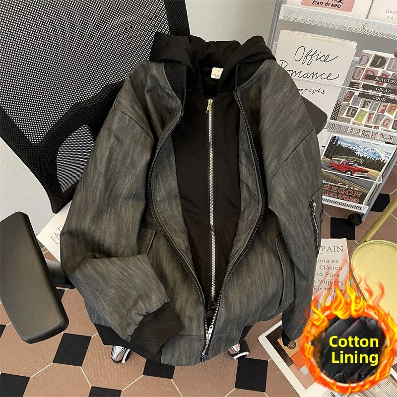 American Style Cotton Baseball Jacket for Men Loose Short Thickened Hooded PU Leather Texture Fake Two-Piece Outerwear
American Style Cotton Baseball Jacket for Men Loose Short Thickened Hooded PU Leather Texture Fake Two-Piece Outerwear