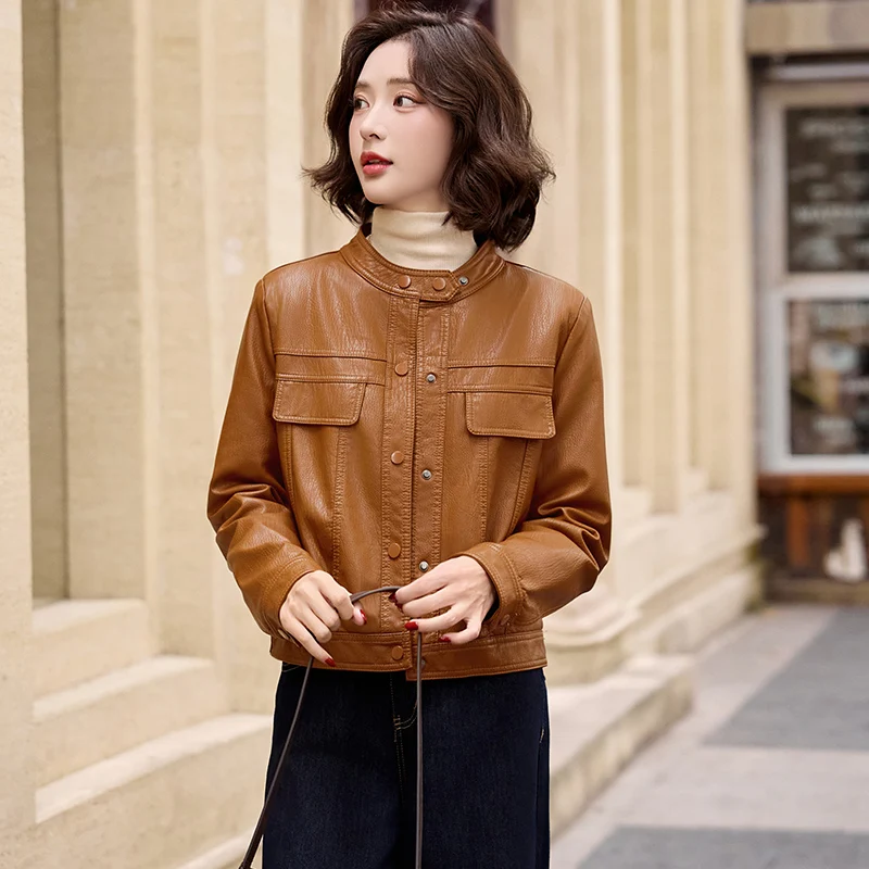 Модная женская куртка из искусственной кожи на осень-зиму 2026 года, утепленная флисом, короткая, с круглым вырезом, свободного кроя, повседневная верхняя одежда, уличный стиль
Модная женская куртка из искусственной кожи на осень-зиму 2026 года, утепленная флисом, короткая, с круглым вырезом, свободного кроя, повседневная верхняя одежда, уличный стиль