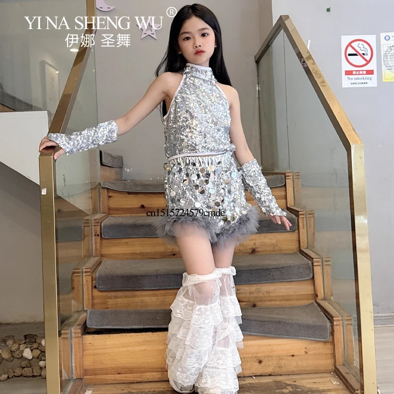 Girls Silver Sequin Jazz Dance Costume Hip Hop Street Dance Performance Clothing Trendy Shiny Plush Sequins Shorts Crop Top
Girls Silver Sequin Jazz Dance Costume Hip Hop Street Dance Performance Clothing Trendy Shiny Plush Sequins Shorts Crop Top