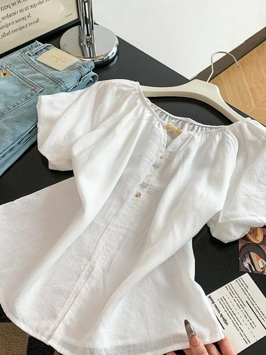 Elegant Hollow out V-Neck One-Shoulder Shirt Women's Summer New Fashion Thin Quality Top French Style Loose Fit Polyester Fiber
Elegant Hollow out V-Neck One-Shoulder Shirt Women's Summer New Fashion Thin Quality Top French Style Loose Fit Polyester Fiber