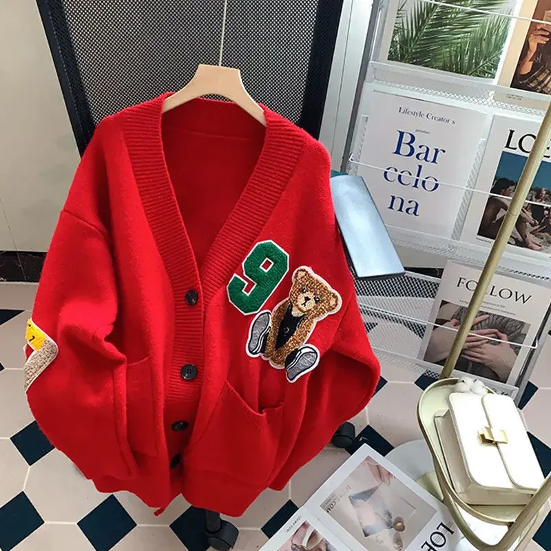 Модные повседневные вязаные пальто с длинными рукавами и v-образным вырезом с карманами «Маленький медвежонок», осень-зима, женские повседневные кардиганы с героями мультфильмов, свитера
Модные повседневные вязаные пальто с длинными рукавами и v-образным вырезом с карманами «Маленький медвежонок», осень-зима, женские повседневные кардиганы с героями мультфильмов, свитера