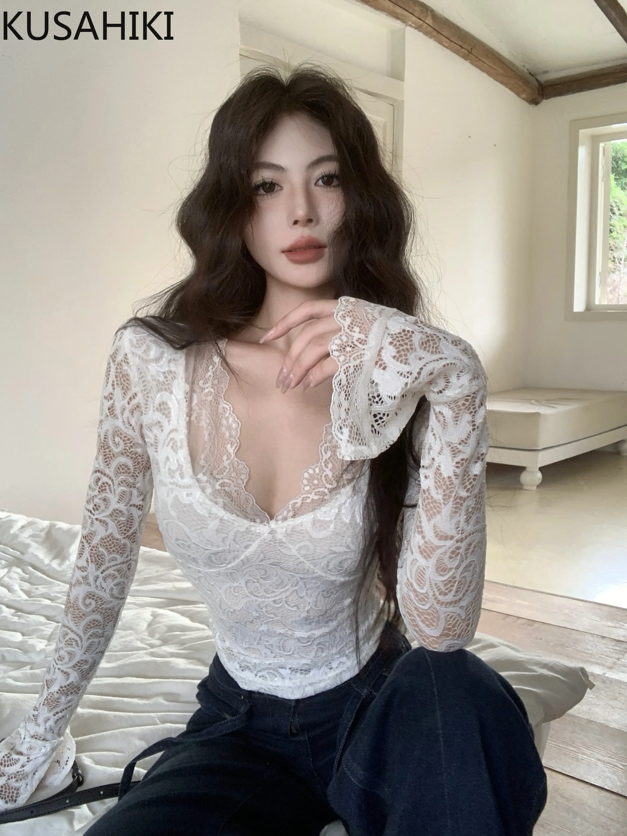 KUSAHIKI Sexy V-neck Long Sleeved T-shirt Women's Autumn Winter Lace Patchwork Slim Fit Thin Short Base Y2k Top
KUSAHIKI Sexy V-neck Long Sleeved T-shirt Women's Autumn Winter Lace Patchwork Slim Fit Thin Short Base Y2k Top